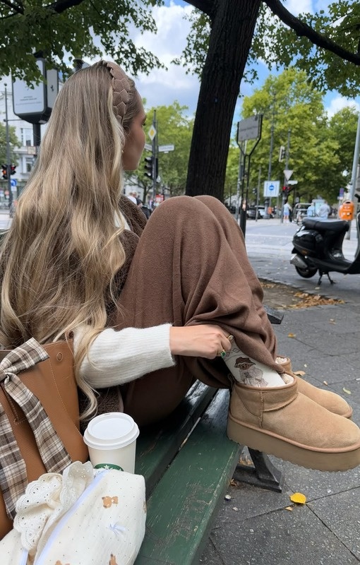 Угги, когда-то считавшиеся обувью для дома или прогулок по лесу, сегодня триумфально вернулись на модные подиумы и улицы городов