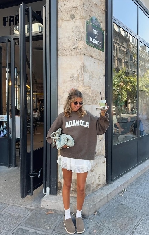 В этом сезоне актуальны как классические модели из замши нейтральных оттенков, так и более смелые варианты с декоративными элементами: мехом, заклепками, вышивкой или даже глиттером