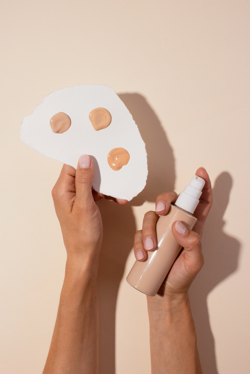 <a href="https://ru.freepik.com/free-photo/top-view-hands-holding-foundation_32077602.htm#fromView=search&page=1&position=18&uuid=feaf4cc1-7fd0-46b0-98c7-45620f34a8de&query=%D0%B1%D0%B1+%D0%B8+%D1%81%D1%81+%D0%BA%D1%80%D0%B5%D0%BC">Изображение от freepik</a>