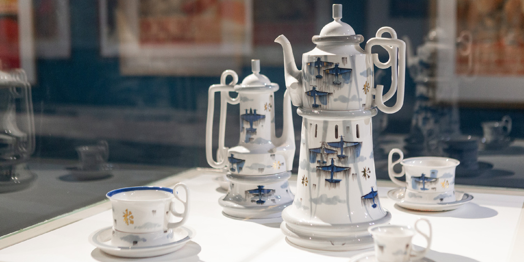 Сервиз «Военное небо» на выставке «Война. Победа. Память»