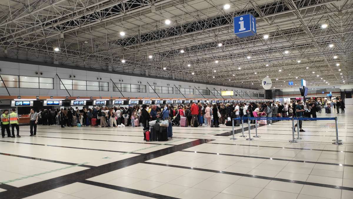 Очередь из туристов на регистрацию на рейс в аэропорту Антальи. Фото: Кирилл Полиенко/Polienko: путешествуем вдвоём