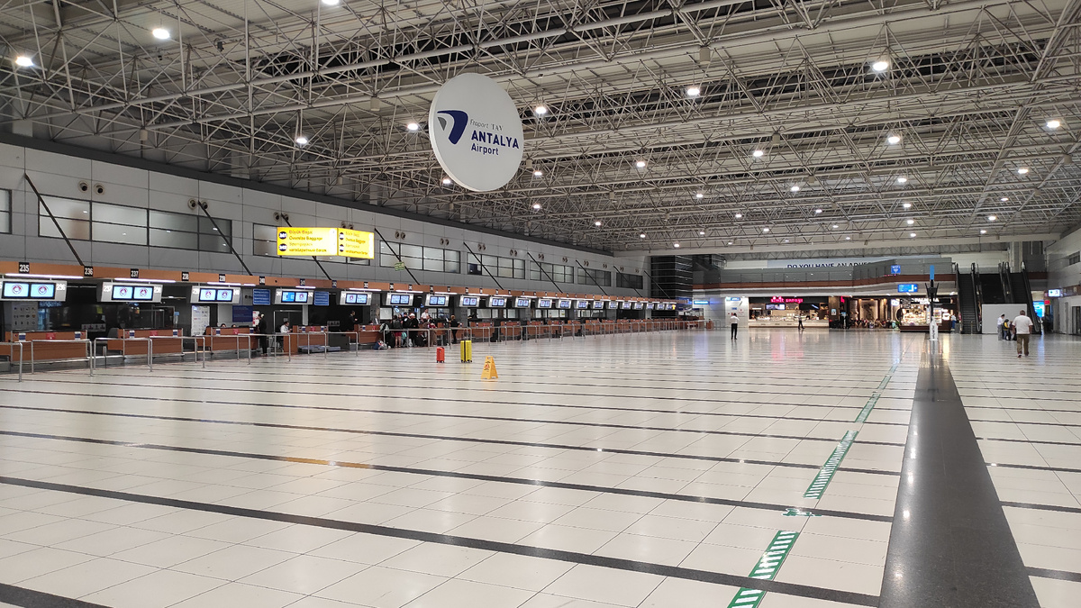 В правой части кадра тот самый эскалатор, по которому раньше поднимались на досмотр и паспортный контроль. Туда теперь идти не надо! Фото: Кирилл Полиенко/Polienko: путешествуем вдвоём