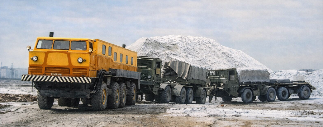 Автопоезд с ЗИЛ-135ЛН и двумя прицепными звеньями ЗИЛ-135КП