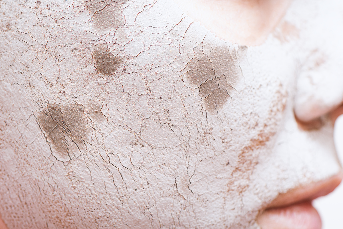 <a href="https://ru.freepik.com/free-photo/clay-facial-mask-female-face-close-up_9131001.htm#fromView=search&page=1&position=0&uuid=4f057932-6283-402e-99d9-e1b1fd62299d&query=%D0%BA%D0%BE%D0%B6%D0%B0+%D1%88%D0%B5%D0%BB%D1%83%D1%88%D0%B8%D1%82%D1%81%D1%8F">Изображение от devmaryna на Freepik</a>