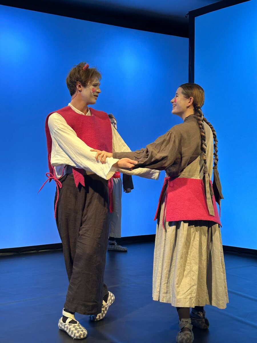 Сцена из спектакля «И я там был». Театр Наций. Фото автора.