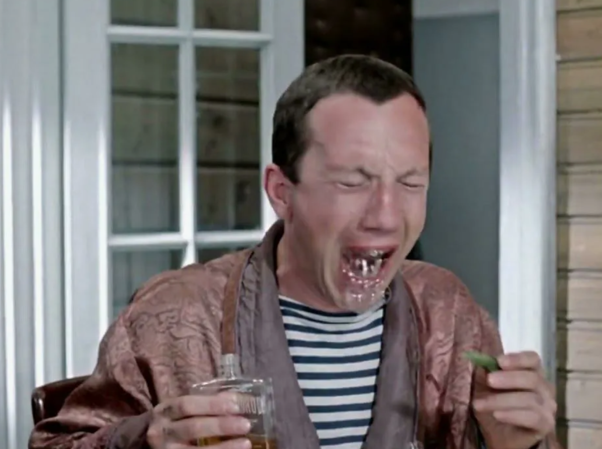 Советское кино не так чтобы высмеивало, скорее "подсвечивало" явление, которое имело место, как явление, но не было частью нашей исконной культуры, а лишь следствием череды определённых событий. Другой пример из итальянского кино не противопоставление, а отражение части национального и культуры.