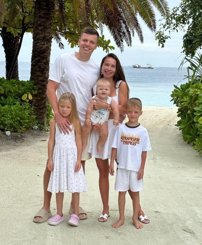    Артем и Валерия Чекалины с детьми, соцсети