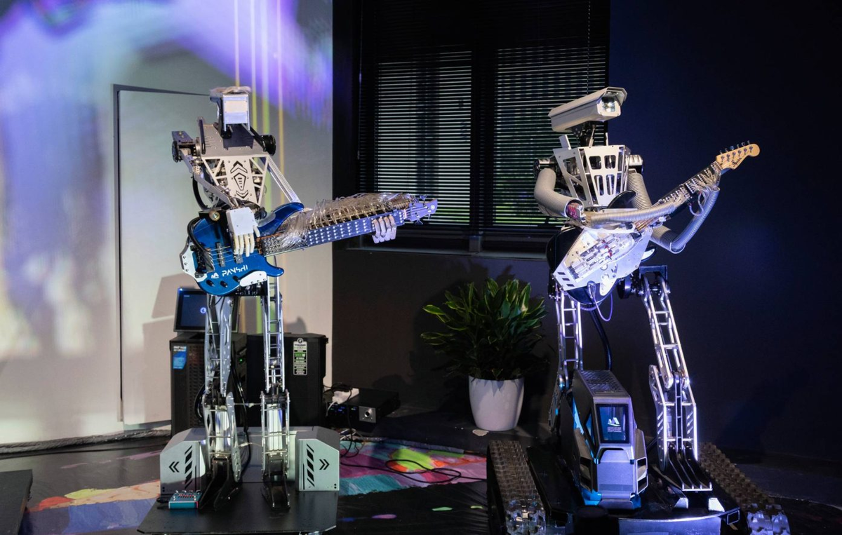 Роботы на сцене