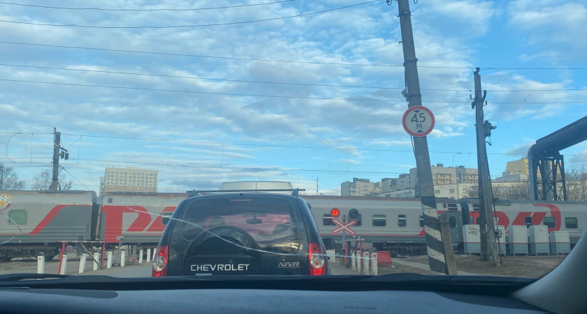    Мэрия Кирова предупреждает о перекрытии двух переездов и изменении 14 маршрутов