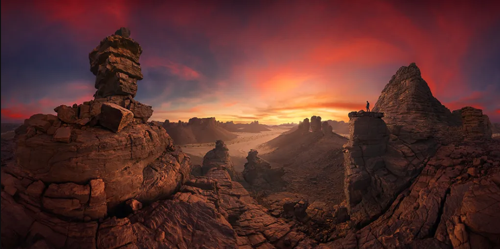 «Последний фейерверк» (камера Sony A7 IV с объективом «рыбий глаз» и штативом, полная серия снимков с мультиэкспозицией при f/8 и ISO 100 с вращением камеры вокруг центральной точки, чтобы создать бесшовную панораму на 360°). Изображение: Алекс Уайдс (Алессандро Кантарелли) / 16-я международная премия Epson Pano Awards. Источник: popsci.com