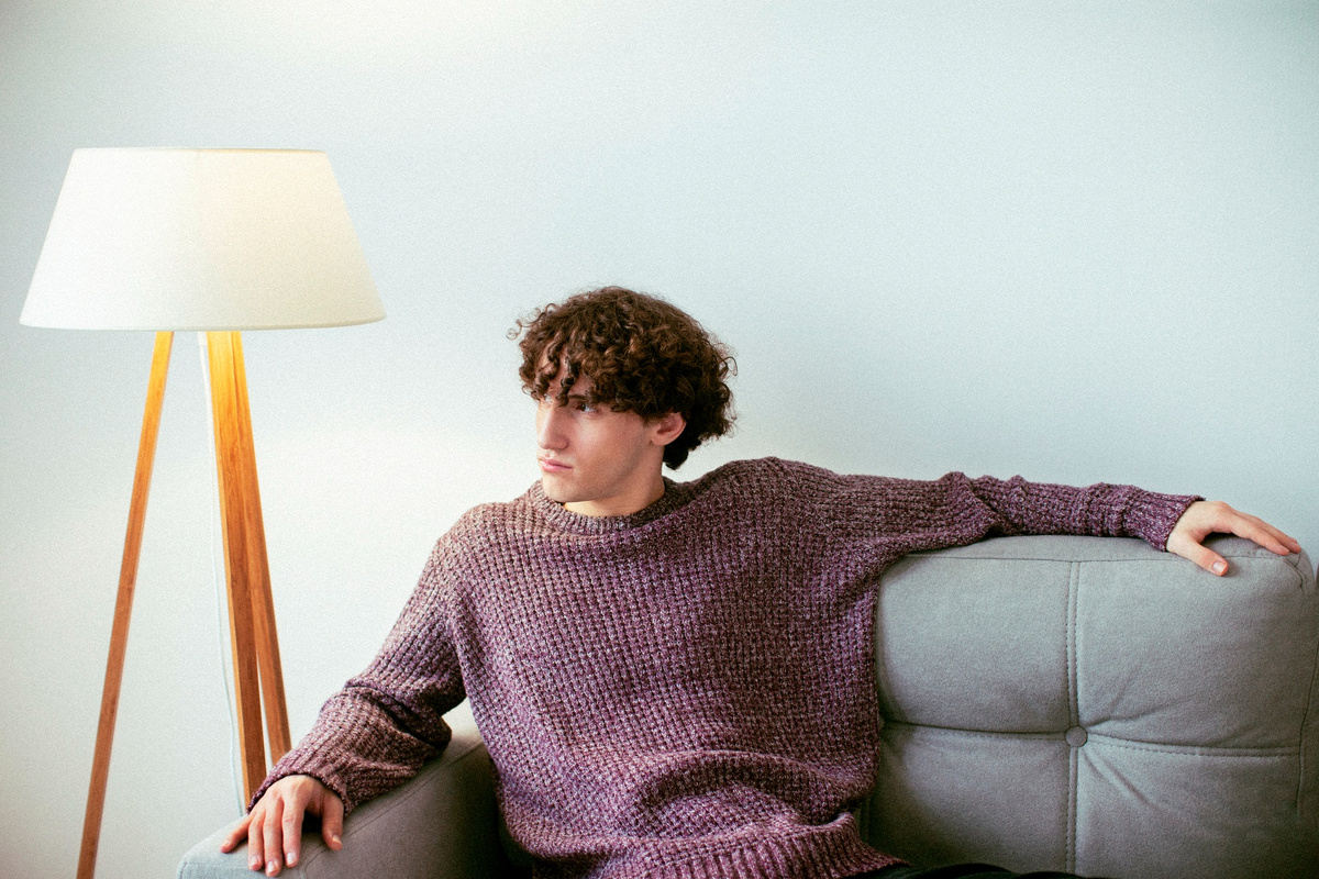     "Просто сидеть и ничего не делать": что такое "равдоггинг" — тренд TikTok, спасающий зумеров