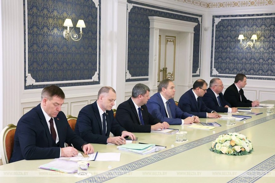     Президент Беларуси выступил за комфортную и безопасную альтернативу маршруткам