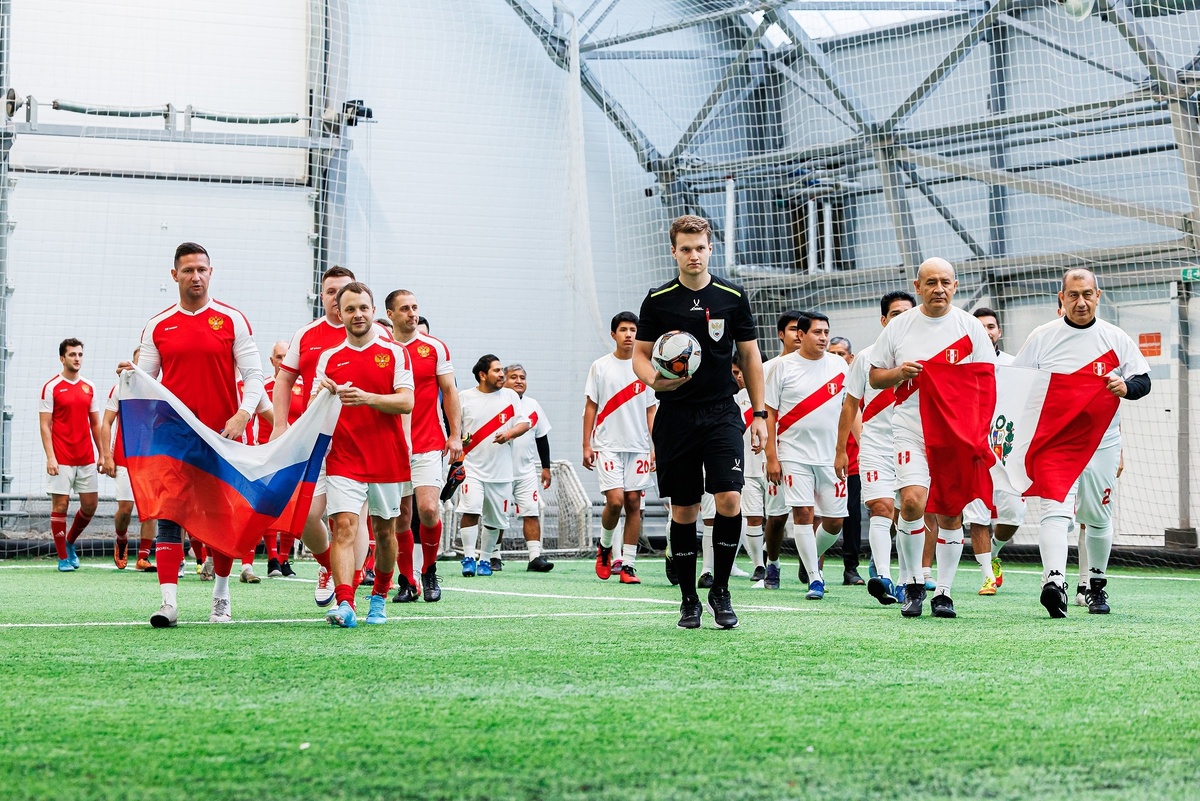    Болельщики из Карелии помогли сборной России победить перуанских фанатов в Петербурге© Юрий Стародубцев