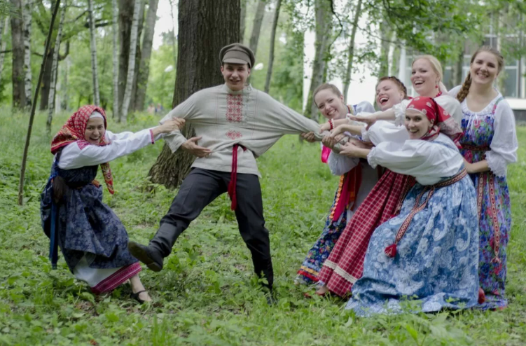   В быстротечный век цифровых технологий народная мудрость о времени представляет особую ценность. Используя пословицу «Делу время, потехе — час», мы желаем подчеркнуть приоритетность занятий. В современном понимании это выражение означает, что отдыху и развлечениям предшествует работа и дела.

На самом деле изначально пословица имела противоположный смысл. Известно, что славяне любят отдыхать и умеют веселиться. Так было во все времена. В старину эта пословица подчеркивала характерную особенность русского народа и содержала такой смысл: «Во время работы не забывай о веселье и отдыхе». По сути, так оно и есть. Например, в пятницу рабочий день проходит быстрее. Уж не потому ли, что весь день мы трудимся в предвкушении выходных?