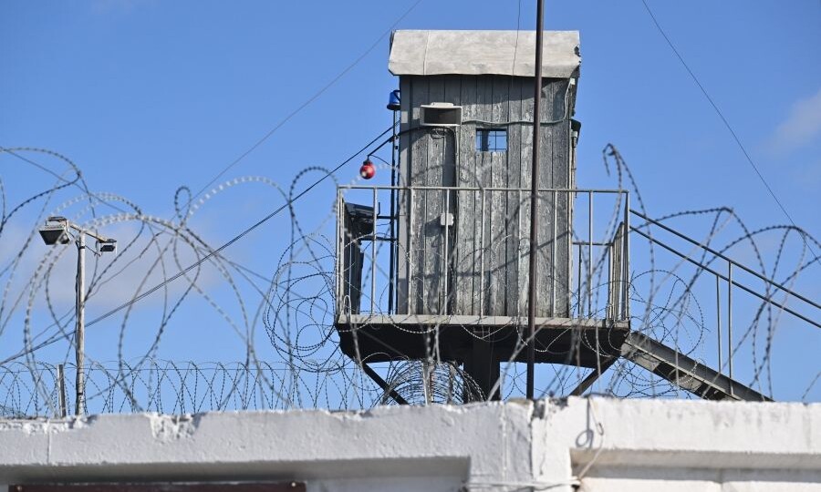 Грузовик с оружием задержали на въезде в колонию в Свердловской области