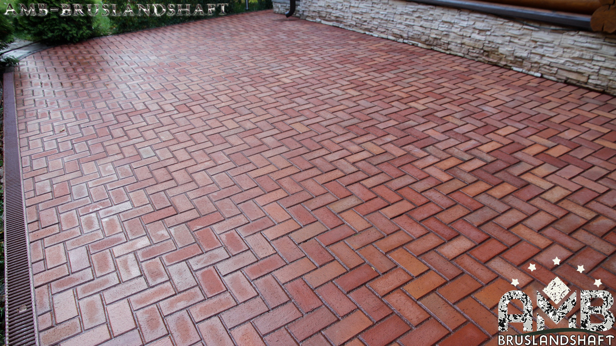 монтированные водосточные полимерные желоба в клинкерную брусчатку