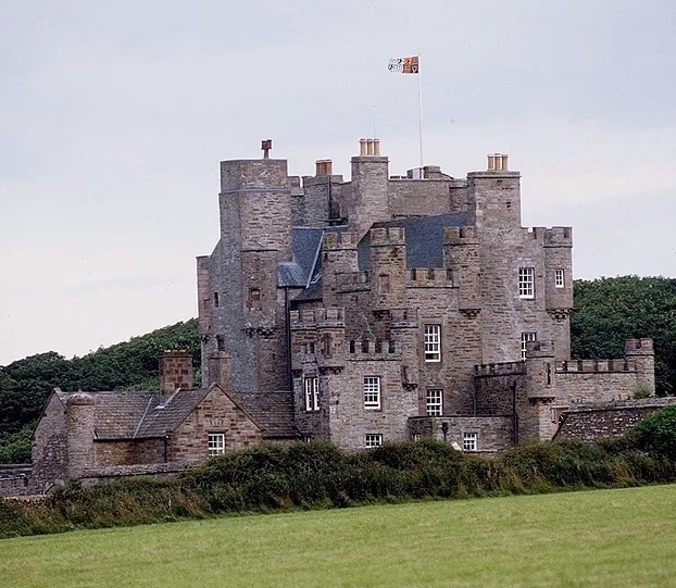 Замок Мэй в Шотландии - одно из владений Короны.