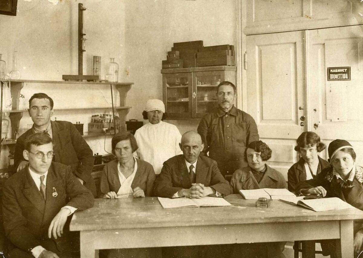 Профессор Н. П. Пятницкий с коллективом кафедры биохимии,1950-е годы © Фото из архива КубГМУ