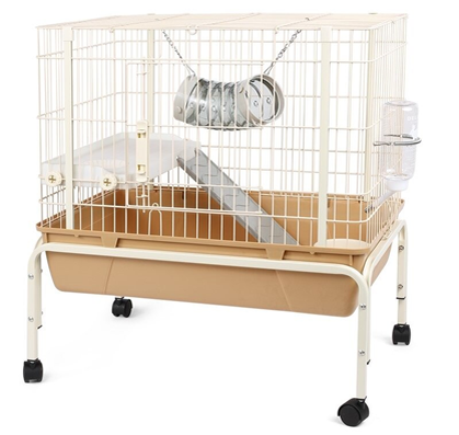 На фото – эргономичная клетка Triol SY2013. Конструкция дополнена подставкой на колесиках, что позволяет поселить грызуна в любом уголке дома и даже перемещать его жилище по квартире. Кроме того, клетку на мобильной подставке практически невозможно опрокинуть, что особенно важно, если в доме помимо шиншиллы проживают кошки или собаки.