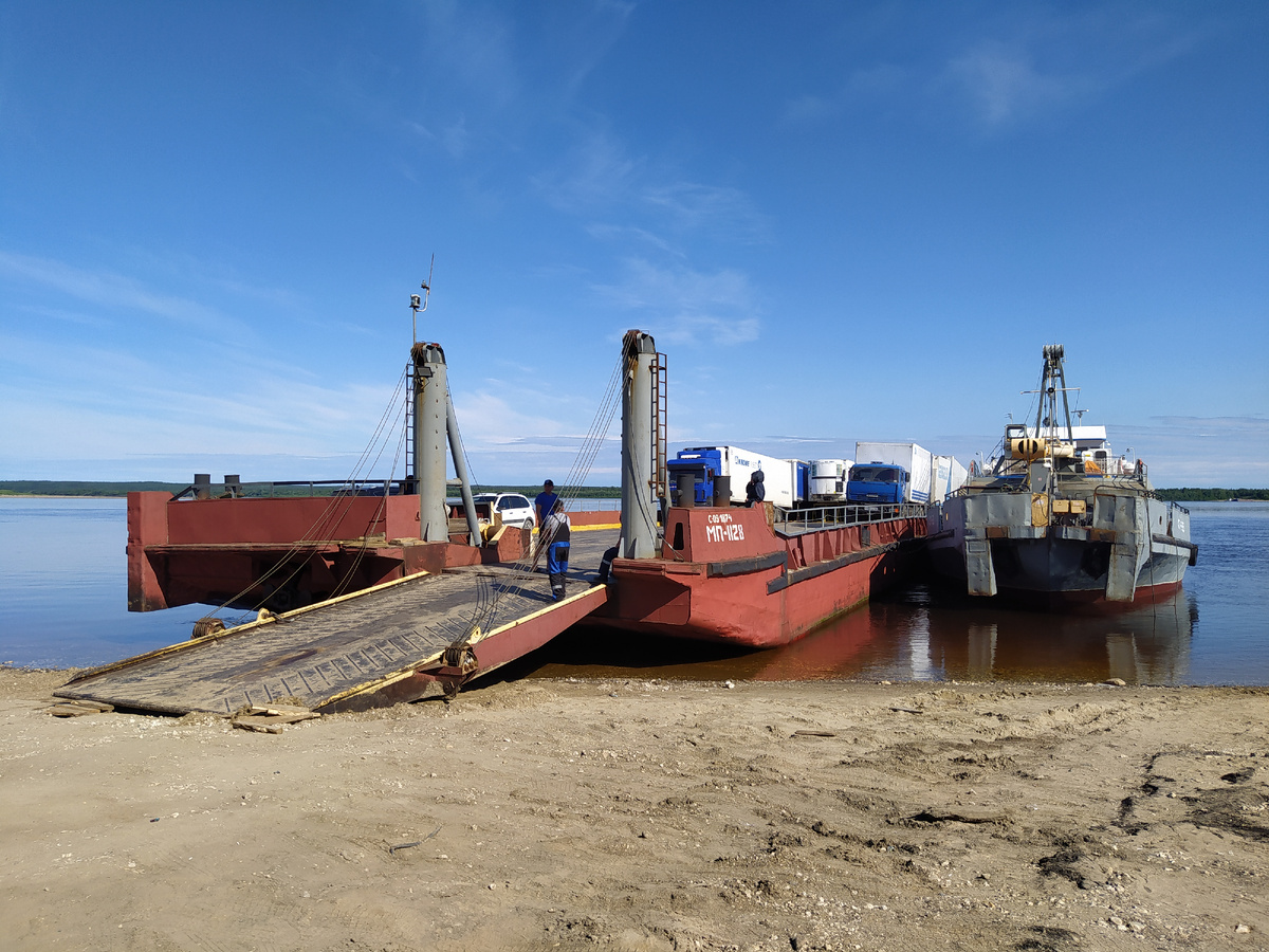 Паром на мысе Кабель. Слева баржа для автомобилей, справа буксир