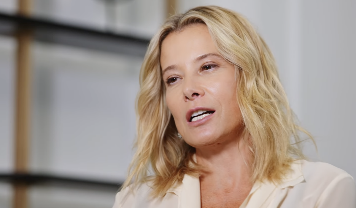    Юлия Высоцкая. Фото: Youtube / @FAMETIMETV