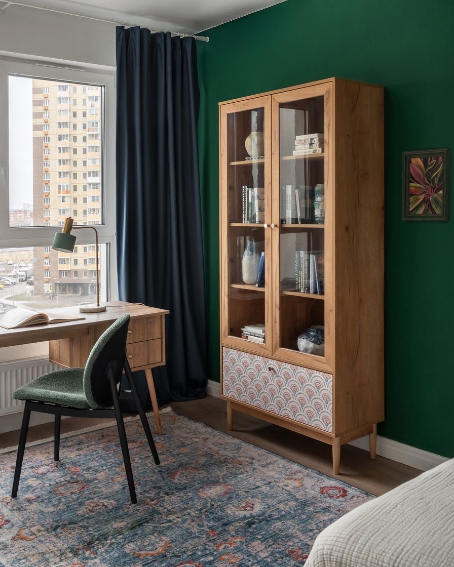 На фото: спальня в квартире 32,5 кв.м в г. Люберцы. В кадре витрина Тайрон-1 от divan.ru. Дизайнер: Мила Генч; стилист: Ирина Темнова; фотограф: Катя Гейц