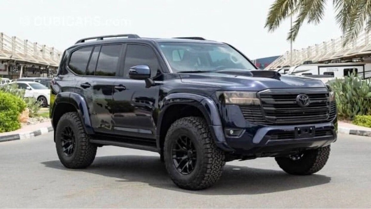 Это самый брутальный тюнинг для TOYOTA LAND CRUISER 300 и называется он TOYOTA LAND CRUISER 300 ARTIC TRUCK 35 M/T и в данный внедорожник вносят большое количество изменений, при этом увеличивается стоимость данного внедорожника. Ходы подвески становятся тоже больше, так же присутствуют расширения (фендера)и много чего другого. 