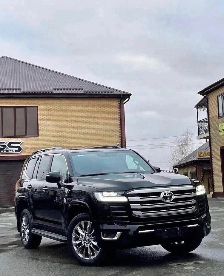 Отличие TOYOTA LAND CRUISER 300 из ОАЭ практически нечем не отличается от японской версии с правым рулём, единственная разница комплектации, цены и расположение руля. 