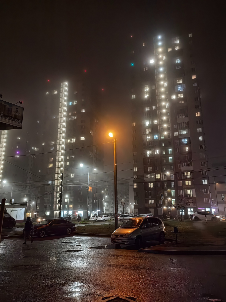 Идём с дочкой из школы, время около половины шестого