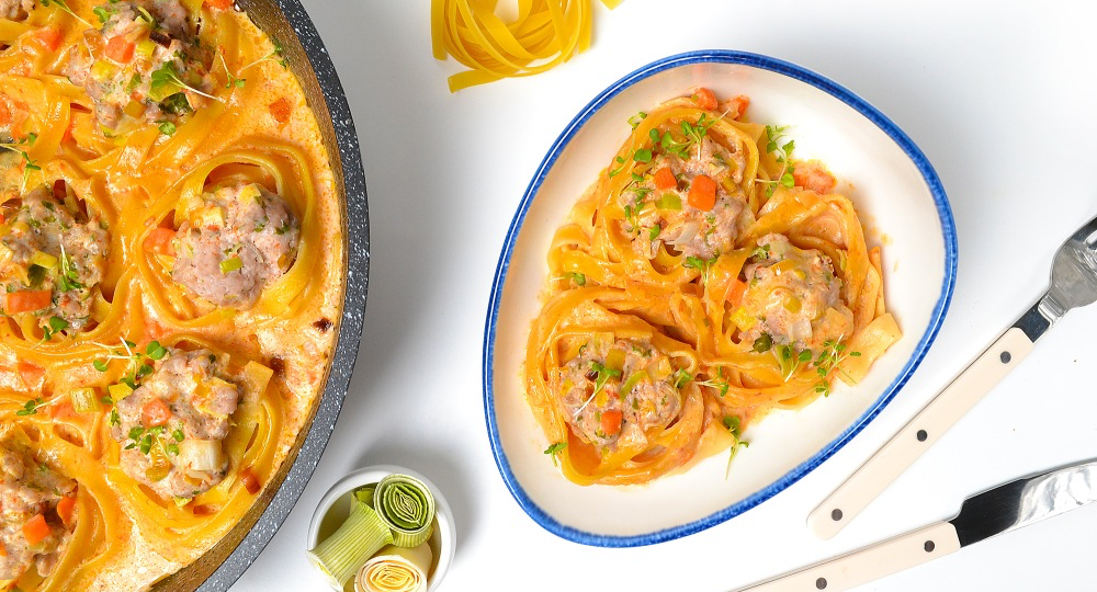 Гнезда из макарон с фаршем на сковороде