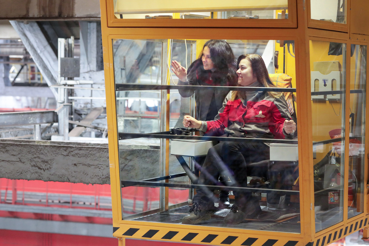 Яна Стоматина и машинист Марина Потелова в кабине мостового крана