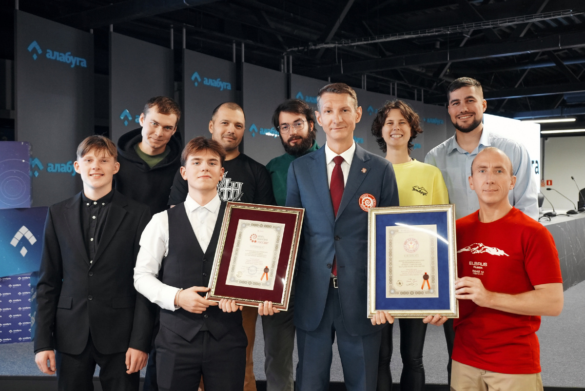 Главный редактор Книги рекордов России Станислав Коненко лично поздравил участников экспедиции с достижением