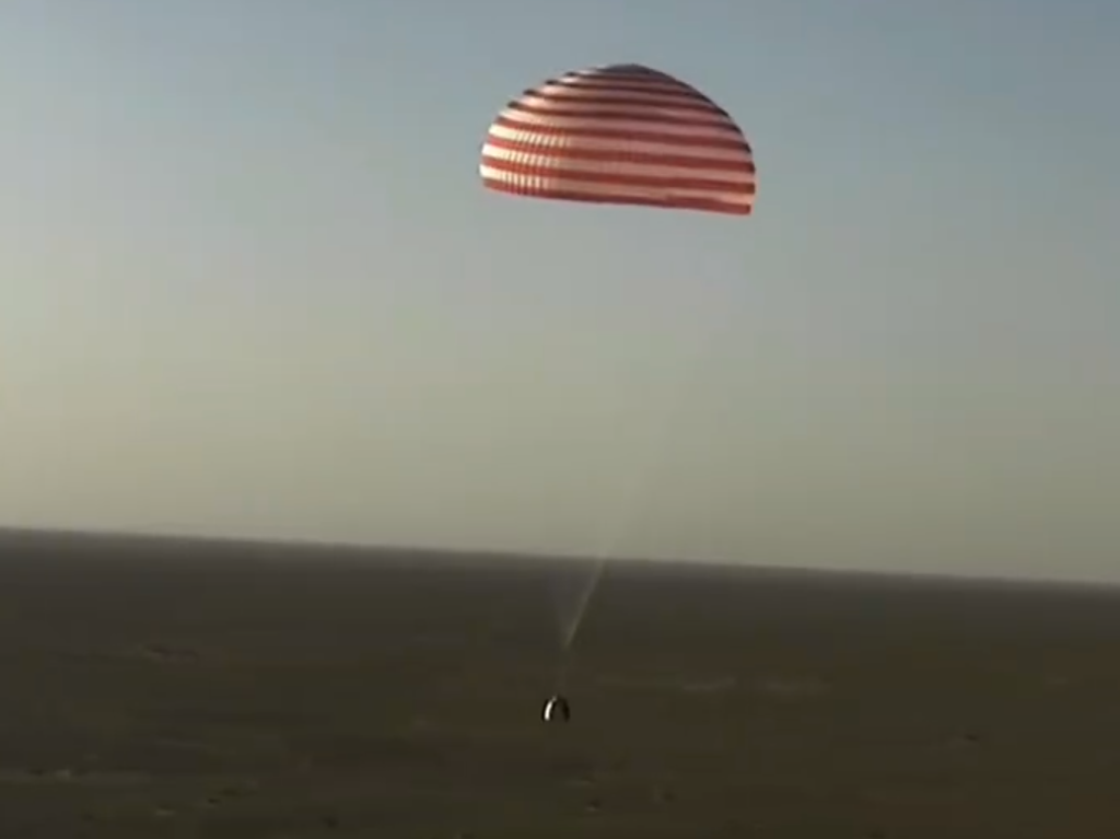 Зкипаж "Шэньчжоу-20" успешно вернулся на Землю