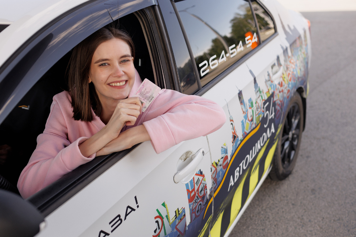 В "Автошколе 54" каждый ученик сможет уверенно сесть за руль и сдать экзамен с первого раза. 