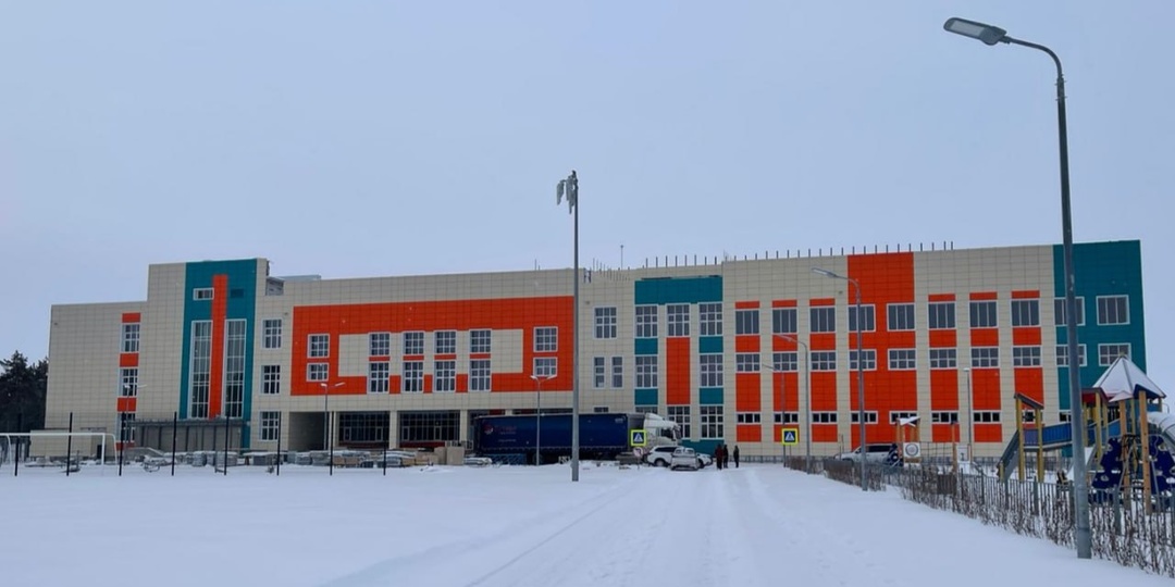 Партийный десант «Единой России», в состав которого вошли глава города Тимур Агадуллин, председатель Думы города Алла Говорищева, депутат