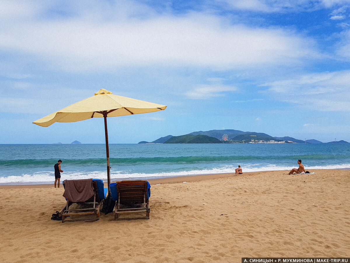 Туристы на пляже в Нячанге в ясный день в конце февраля.