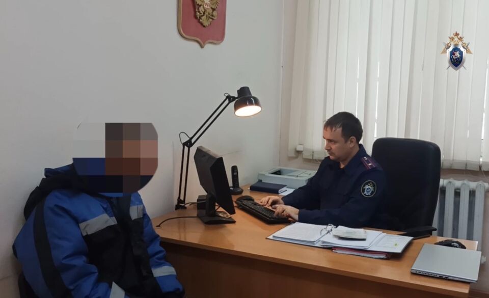    Задержанный беседует со следователем. Источник: СУ СК России по Алтайскому краю