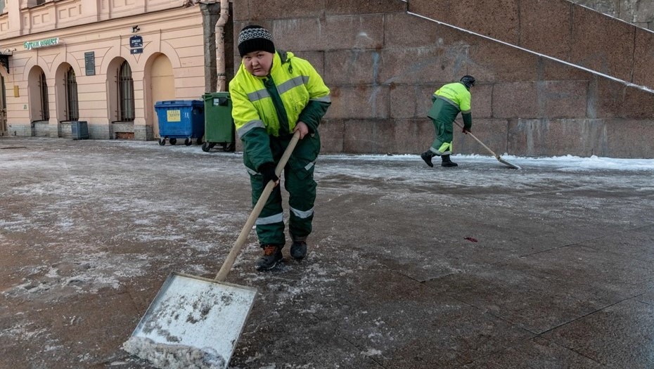    Уборка снега. Работники жкх лопатами убирают снег от башни Городской думы. Автор фото: Тихонов Михаил