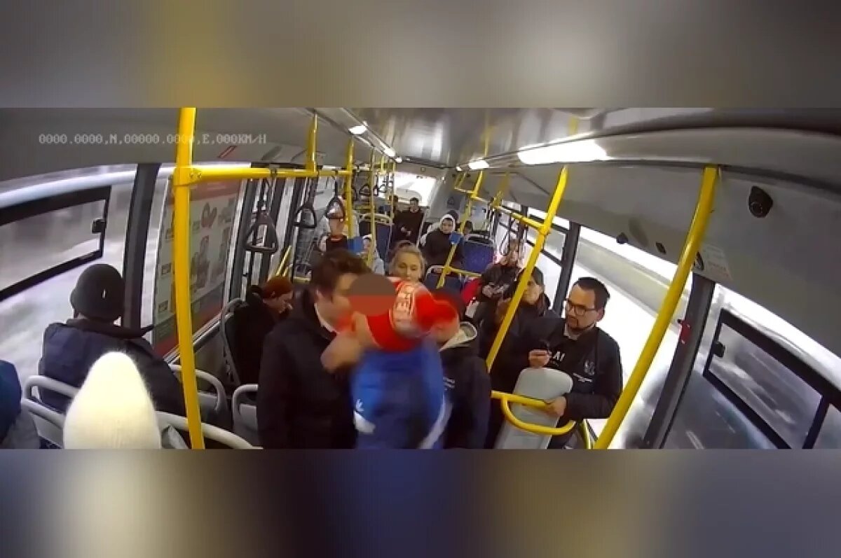    В Казани произошло жестокое нападение на контролеров автобуса № 62.