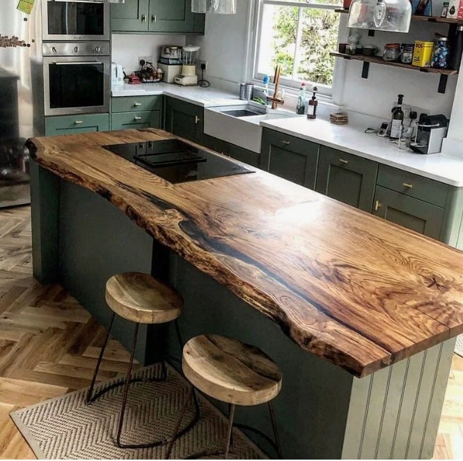 Кухонный остров со столешницей из слэба