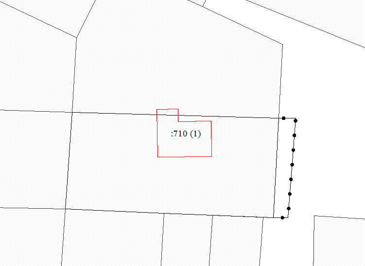 Здание пересекает границы земельного участка соседа.