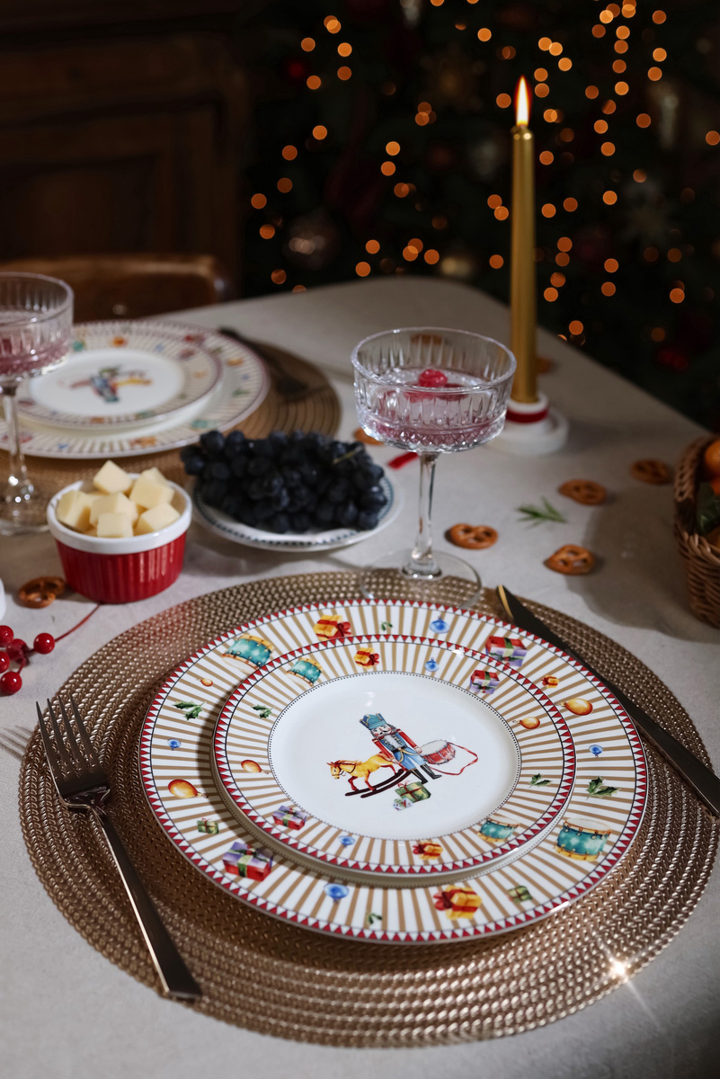 Десертная и обеденная тарелки Diente, столовые приборы Majesty, горшочек для запекания Festivos