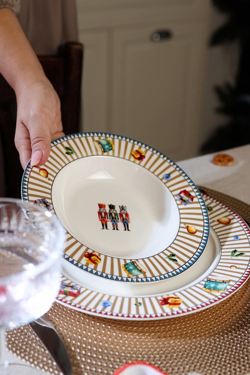 Суповая и обеденные тарелки Diente, столовые приборы Majesty