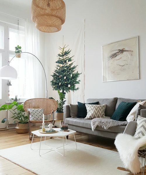 Елка, кажется, свисает с потолка. Вешаете на стену любоую ткань и прикрепляете искусственную елку. Украшения должны быть легкими и желательно не бьющимися, ну и гирлянда тоже по стене, она красиво подсвечивает елочку. 