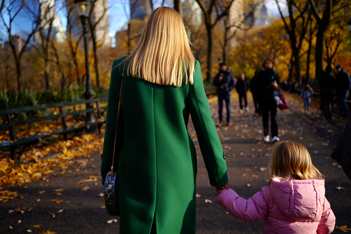 одна из манифестаций - женщина в зеленом с ребенком