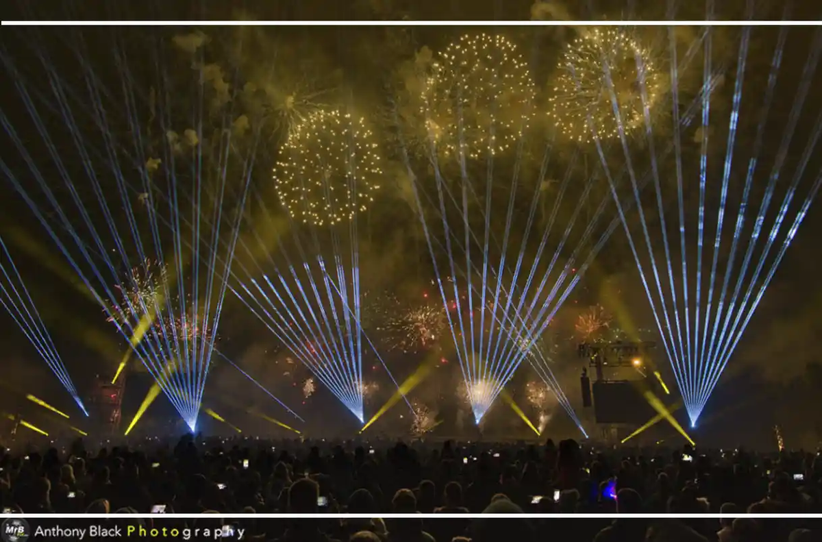 Каждый ноябрь посетители Alton Towers Resort вспоминают об этой магии: курорт традиционно завершает сезон грандиозным фейерверочным шоу. И пусть пиротехника сама по себе впечатляет, зрелище становится по-настоящему завораживающим, когда фейерверки раскрываются на фоне световой картины.