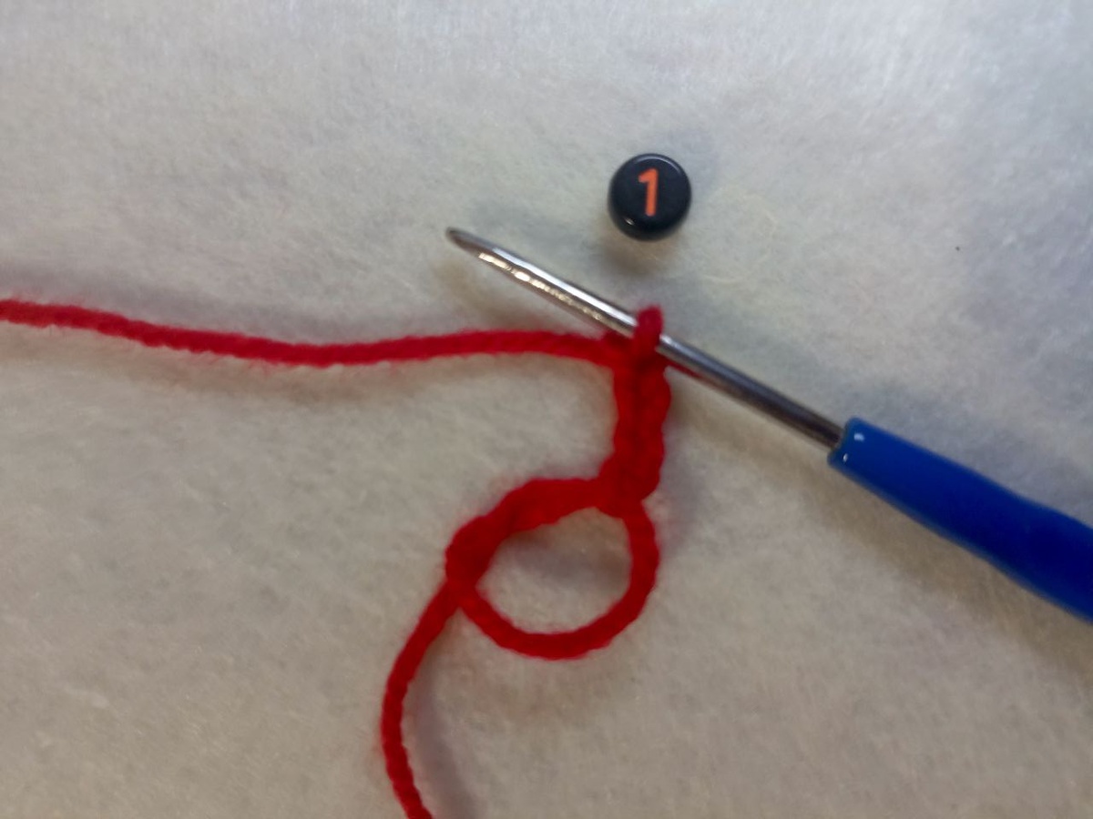 Петля амигуруми и 4 воздушные петли.