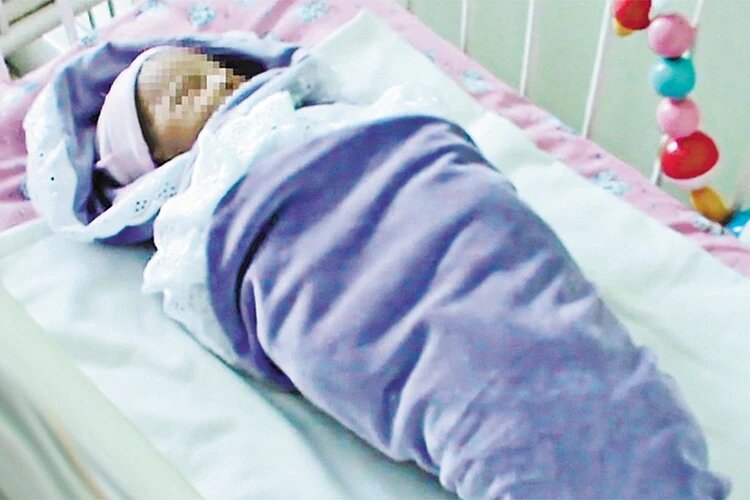 «Ульяша, я вернусь»: плачущую малышку нашли брошенной в траве, внутри комбинезончика лежала записка