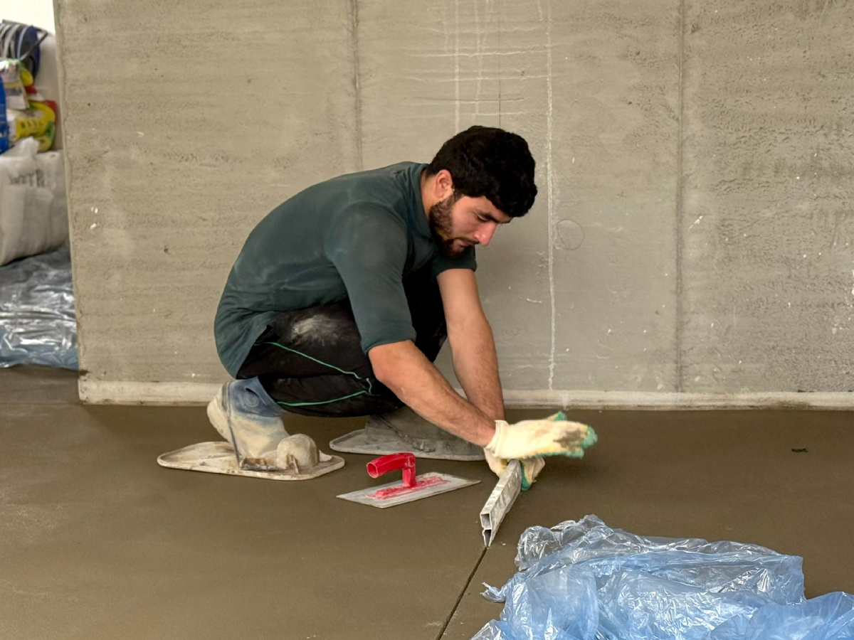 Нанесение деформационных швов на стяжку