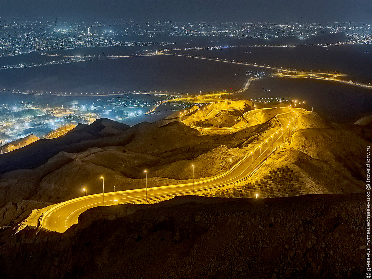 Серпантин Джебель-Хафит ночью